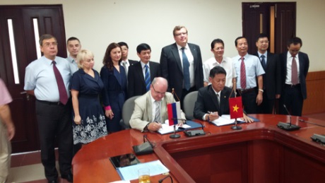 Savushkin, Lam sign agreement in Hanoi - 460 (Rosatom)